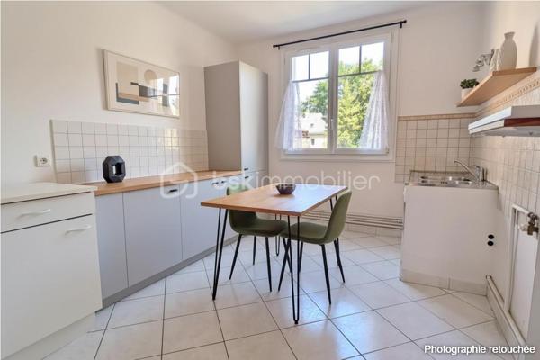 RENNES GARE – APPARTEMENT T3 DE 58 m² – BALCON – CAVE – GRENIER – GARAGE POSSIBLE

NOUVEAUTÉ ! Idéalement situé dans le quartier recherché de Rennes Gare, à seulement 7 minutes à pied de la gare SNCF, découvrez cet appartement de 58 m² offrant un beau potentiel, au sein d'un petit immeuble bien entretenu avec de très faibles charges de copropriété.

Situé au 1er étage, cet appartement fonctionnel et lumineux se compose d'une entrée desservant une agréable pièce de vie comprenant une salle à manger avec accès à un petit balcon exposé Ouest, parfaite pour profiter des belles fins de journée ensoleillées.

Vous trouverez également un séjour indépendant pouvant facilement être aménagé en seconde chambre, permettant ainsi d'obtenir un véritable T3 selon vos besoins. La grande cuisine indépendante offre un espace confortable pour cuisiner et prendre ses repas.

L'espace nuit comprend une chambre spacieuse, une salle d'eau ainsi qu'un WC séparé.

En complément, ce bien dispose d'une cave et d'un grenier, des annexes particulièrement appréciées pour le stockage et le rangement.

Possibilité d'acquérir un garage en supplément, un véritable atout dans ce secteur prisé où le stationnement est recherché.

Les atouts :

✓ Emplacement privilégié à proximité immédiate de la gare, des commerces et des transports
✓ Petite copropriété avec faibles charges
✓ Exposition Ouest
✓ Possibilité de créer une seconde chambre
✓ Cave et grenier
✓ Garage en supplément
✓ Idéal résidence principale ou investissement locatif

Un bien rare sur le secteur, offrant un excellent compromis entre proximité du centre-ville, praticité du quotidien et potentiel d'aménagement.

À découvrir rapidement !