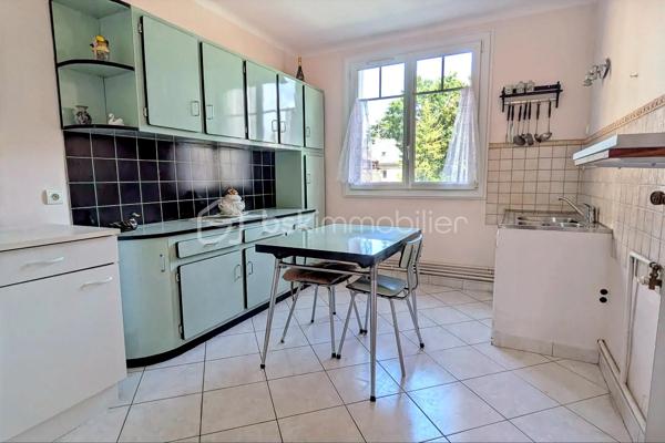 RENNES GARE – APPARTEMENT T3 DE 58 m² – BALCON – CAVE – GRENIER – GARAGE POSSIBLE

NOUVEAUTÉ ! Idéalement situé dans le quartier recherché de Rennes Gare, à seulement 7 minutes à pied de la gare SNCF, découvrez cet appartement de 58 m² offrant un beau potentiel, au sein d'un petit immeuble bien entretenu avec de très faibles charges de copropriété.

Situé au 1er étage, cet appartement fonctionnel et lumineux se compose d'une entrée desservant une agréable pièce de vie comprenant une salle à manger avec accès à un petit balcon exposé Ouest, parfaite pour profiter des belles fins de journée ensoleillées.

Vous trouverez également un séjour indépendant pouvant facilement être aménagé en seconde chambre, permettant ainsi d'obtenir un véritable T3 selon vos besoins. La grande cuisine indépendante offre un espace confortable pour cuisiner et prendre ses repas.

L'espace nuit comprend une chambre spacieuse, une salle d'eau ainsi qu'un WC séparé.

En complément, ce bien dispose d'une cave et d'un grenier, des annexes particulièrement appréciées pour le stockage et le rangement.

Possibilité d'acquérir un garage en supplément, un véritable atout dans ce secteur prisé où le stationnement est recherché.

Les atouts :

✓ Emplacement privilégié à proximité immédiate de la gare, des commerces et des transports
✓ Petite copropriété avec faibles charges
✓ Exposition Ouest
✓ Possibilité de créer une seconde chambre
✓ Cave et grenier
✓ Garage en supplément
✓ Idéal résidence principale ou investissement locatif

Un bien rare sur le secteur, offrant un excellent compromis entre proximité du centre-ville, praticité du quotidien et potentiel d'aménagement.

À découvrir rapidement !