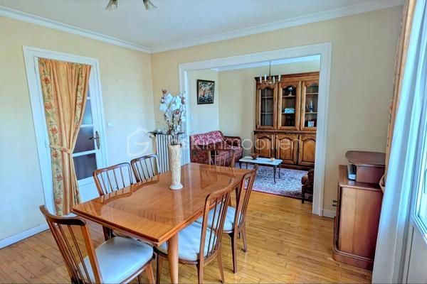 RENNES GARE – APPARTEMENT T3 DE 58 m² – BALCON – CAVE – GRENIER – GARAGE POSSIBLE

NOUVEAUTÉ ! Idéalement situé dans le quartier recherché de Rennes Gare, à seulement 7 minutes à pied de la gare SNCF, découvrez cet appartement de 58 m² offrant un beau potentiel, au sein d'un petit immeuble bien entretenu avec de très faibles charges de copropriété.

Situé au 1er étage, cet appartement fonctionnel et lumineux se compose d'une entrée desservant une agréable pièce de vie comprenant une salle à manger avec accès à un petit balcon exposé Ouest, parfaite pour profiter des belles fins de journée ensoleillées.

Vous trouverez également un séjour indépendant pouvant facilement être aménagé en seconde chambre, permettant ainsi d'obtenir un véritable T3 selon vos besoins. La grande cuisine indépendante offre un espace confortable pour cuisiner et prendre ses repas.

L'espace nuit comprend une chambre spacieuse, une salle d'eau ainsi qu'un WC séparé.

En complément, ce bien dispose d'une cave et d'un grenier, des annexes particulièrement appréciées pour le stockage et le rangement.

Possibilité d'acquérir un garage en supplément, un véritable atout dans ce secteur prisé où le stationnement est recherché.

Les atouts :

✓ Emplacement privilégié à proximité immédiate de la gare, des commerces et des transports
✓ Petite copropriété avec faibles charges
✓ Exposition Ouest
✓ Possibilité de créer une seconde chambre
✓ Cave et grenier
✓ Garage en supplément
✓ Idéal résidence principale ou investissement locatif

Un bien rare sur le secteur, offrant un excellent compromis entre proximité du centre-ville, praticité du quotidien et potentiel d'aménagement.

À découvrir rapidement !