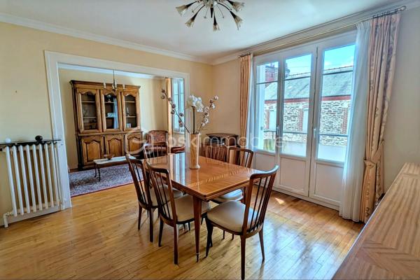 RENNES GARE – APPARTEMENT T3 DE 58 m² – BALCON – CAVE – GRENIER – GARAGE POSSIBLE

NOUVEAUTÉ ! Idéalement situé dans le quartier recherché de Rennes Gare, à seulement 7 minutes à pied de la gare SNCF, découvrez cet appartement de 58 m² offrant un beau potentiel, au sein d'un petit immeuble bien entretenu avec de très faibles charges de copropriété.

Situé au 1er étage, cet appartement fonctionnel et lumineux se compose d'une entrée desservant une agréable pièce de vie comprenant une salle à manger avec accès à un petit balcon exposé Ouest, parfaite pour profiter des belles fins de journée ensoleillées.

Vous trouverez également un séjour indépendant pouvant facilement être aménagé en seconde chambre, permettant ainsi d'obtenir un véritable T3 selon vos besoins. La grande cuisine indépendante offre un espace confortable pour cuisiner et prendre ses repas.

L'espace nuit comprend une chambre spacieuse, une salle d'eau ainsi qu'un WC séparé.

En complément, ce bien dispose d'une cave et d'un grenier, des annexes particulièrement appréciées pour le stockage et le rangement.

Possibilité d'acquérir un garage en supplément, un véritable atout dans ce secteur prisé où le stationnement est recherché.

Les atouts :

✓ Emplacement privilégié à proximité immédiate de la gare, des commerces et des transports
✓ Petite copropriété avec faibles charges
✓ Exposition Ouest
✓ Possibilité de créer une seconde chambre
✓ Cave et grenier
✓ Garage en supplément
✓ Idéal résidence principale ou investissement locatif

Un bien rare sur le secteur, offrant un excellent compromis entre proximité du centre-ville, praticité du quotidien et potentiel d'aménagement.

À découvrir rapidement !