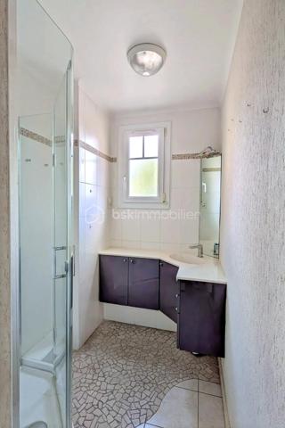 RENNES GARE – APPARTEMENT T3 DE 58 m² – BALCON – CAVE – GRENIER – GARAGE POSSIBLE

NOUVEAUTÉ ! Idéalement situé dans le quartier recherché de Rennes Gare, à seulement 7 minutes à pied de la gare SNCF, découvrez cet appartement de 58 m² offrant un beau potentiel, au sein d'un petit immeuble bien entretenu avec de très faibles charges de copropriété.

Situé au 1er étage, cet appartement fonctionnel et lumineux se compose d'une entrée desservant une agréable pièce de vie comprenant une salle à manger avec accès à un petit balcon exposé Ouest, parfaite pour profiter des belles fins de journée ensoleillées.

Vous trouverez également un séjour indépendant pouvant facilement être aménagé en seconde chambre, permettant ainsi d'obtenir un véritable T3 selon vos besoins. La grande cuisine indépendante offre un espace confortable pour cuisiner et prendre ses repas.

L'espace nuit comprend une chambre spacieuse, une salle d'eau ainsi qu'un WC séparé.

En complément, ce bien dispose d'une cave et d'un grenier, des annexes particulièrement appréciées pour le stockage et le rangement.

Possibilité d'acquérir un garage en supplément, un véritable atout dans ce secteur prisé où le stationnement est recherché.

Les atouts :

✓ Emplacement privilégié à proximité immédiate de la gare, des commerces et des transports
✓ Petite copropriété avec faibles charges
✓ Exposition Ouest
✓ Possibilité de créer une seconde chambre
✓ Cave et grenier
✓ Garage en supplément
✓ Idéal résidence principale ou investissement locatif

Un bien rare sur le secteur, offrant un excellent compromis entre proximité du centre-ville, praticité du quotidien et potentiel d'aménagement.

À découvrir rapidement !
