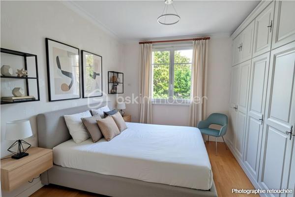 RENNES GARE – APPARTEMENT T3 DE 58 m² – BALCON – CAVE – GRENIER – GARAGE POSSIBLE

NOUVEAUTÉ ! Idéalement situé dans le quartier recherché de Rennes Gare, à seulement 7 minutes à pied de la gare SNCF, découvrez cet appartement de 58 m² offrant un beau potentiel, au sein d'un petit immeuble bien entretenu avec de très faibles charges de copropriété.

Situé au 1er étage, cet appartement fonctionnel et lumineux se compose d'une entrée desservant une agréable pièce de vie comprenant une salle à manger avec accès à un petit balcon exposé Ouest, parfaite pour profiter des belles fins de journée ensoleillées.

Vous trouverez également un séjour indépendant pouvant facilement être aménagé en seconde chambre, permettant ainsi d'obtenir un véritable T3 selon vos besoins. La grande cuisine indépendante offre un espace confortable pour cuisiner et prendre ses repas.

L'espace nuit comprend une chambre spacieuse, une salle d'eau ainsi qu'un WC séparé.

En complément, ce bien dispose d'une cave et d'un grenier, des annexes particulièrement appréciées pour le stockage et le rangement.

Possibilité d'acquérir un garage en supplément, un véritable atout dans ce secteur prisé où le stationnement est recherché.

Les atouts :

✓ Emplacement privilégié à proximité immédiate de la gare, des commerces et des transports
✓ Petite copropriété avec faibles charges
✓ Exposition Ouest
✓ Possibilité de créer une seconde chambre
✓ Cave et grenier
✓ Garage en supplément
✓ Idéal résidence principale ou investissement locatif

Un bien rare sur le secteur, offrant un excellent compromis entre proximité du centre-ville, praticité du quotidien et potentiel d'aménagement.

À découvrir rapidement !