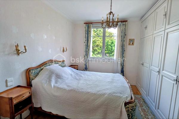 RENNES GARE – APPARTEMENT T3 DE 58 m² – BALCON – CAVE – GRENIER – GARAGE POSSIBLE

NOUVEAUTÉ ! Idéalement situé dans le quartier recherché de Rennes Gare, à seulement 7 minutes à pied de la gare SNCF, découvrez cet appartement de 58 m² offrant un beau potentiel, au sein d'un petit immeuble bien entretenu avec de très faibles charges de copropriété.

Situé au 1er étage, cet appartement fonctionnel et lumineux se compose d'une entrée desservant une agréable pièce de vie comprenant une salle à manger avec accès à un petit balcon exposé Ouest, parfaite pour profiter des belles fins de journée ensoleillées.

Vous trouverez également un séjour indépendant pouvant facilement être aménagé en seconde chambre, permettant ainsi d'obtenir un véritable T3 selon vos besoins. La grande cuisine indépendante offre un espace confortable pour cuisiner et prendre ses repas.

L'espace nuit comprend une chambre spacieuse, une salle d'eau ainsi qu'un WC séparé.

En complément, ce bien dispose d'une cave et d'un grenier, des annexes particulièrement appréciées pour le stockage et le rangement.

Possibilité d'acquérir un garage en supplément, un véritable atout dans ce secteur prisé où le stationnement est recherché.

Les atouts :

✓ Emplacement privilégié à proximité immédiate de la gare, des commerces et des transports
✓ Petite copropriété avec faibles charges
✓ Exposition Ouest
✓ Possibilité de créer une seconde chambre
✓ Cave et grenier
✓ Garage en supplément
✓ Idéal résidence principale ou investissement locatif

Un bien rare sur le secteur, offrant un excellent compromis entre proximité du centre-ville, praticité du quotidien et potentiel d'aménagement.

À découvrir rapidement !