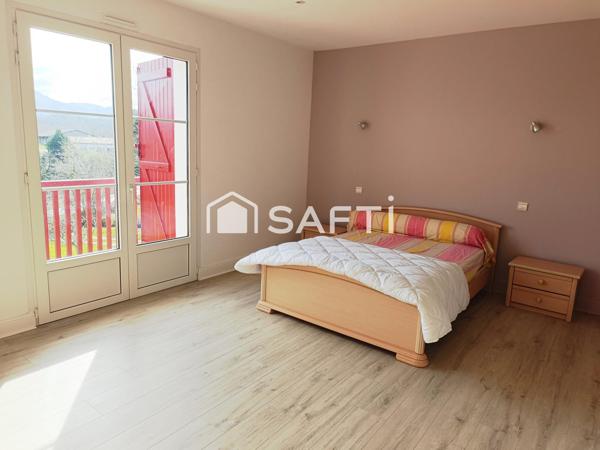 Sare superbe villa de 650m2 sur terrain de 7860m2 avec piscine intérieure