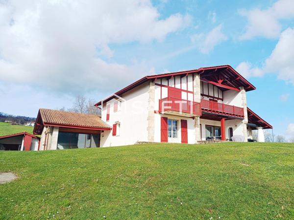 Sare superbe villa de 650m2 sur terrain de 7860m2 avec piscine intérieure