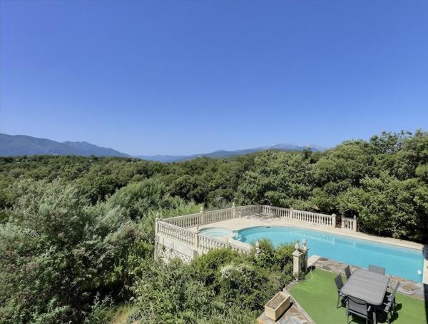 Villa avec vue panoramique sur la montagne