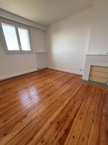 Maison 108.51m2 sur 1400m2 de terrain plat avec dépendance.