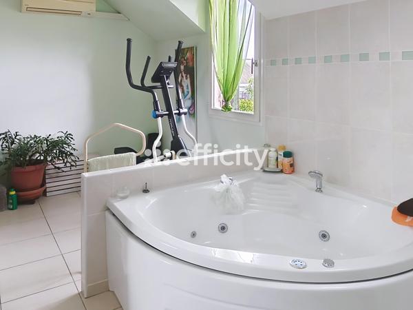 Maison
         5 pièces
        - 93 m² 333 000 € *
