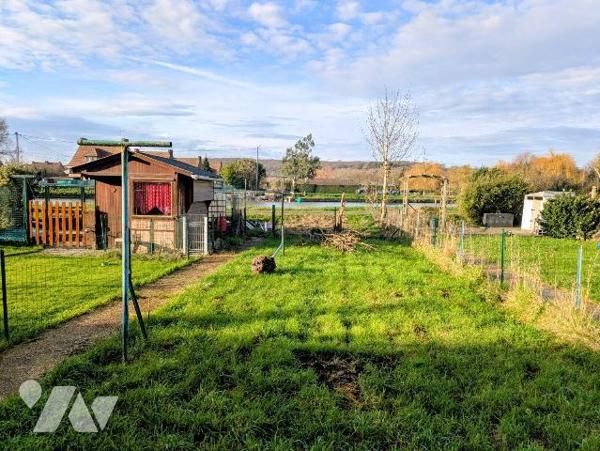 Maison mitoyenne à proximité de services et des commerces composée d'un salon-séjour, cuisine a...
