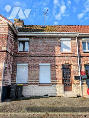 Maison mitoyenne à proximité de services et des commerces composée d'un salon-séjour, cuisine a...