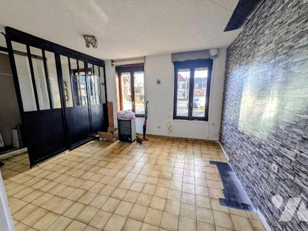 Maison mitoyenne à proximité de services et des commerces composée d'un salon-séjour, cuisine a...