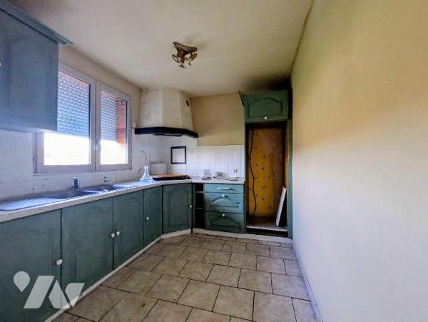 Maison mitoyenne à proximité de services et des commerces composée d'un salon-séjour, cuisine a...