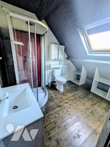 Maison mitoyenne à proximité de services et des commerces composée d'un salon-séjour, cuisine a...