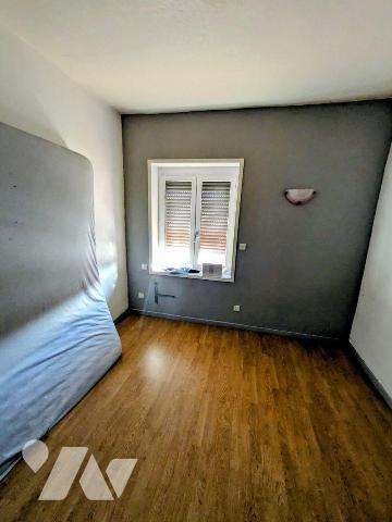 Maison mitoyenne à proximité de services et des commerces composée d'un salon-séjour, cuisine a...