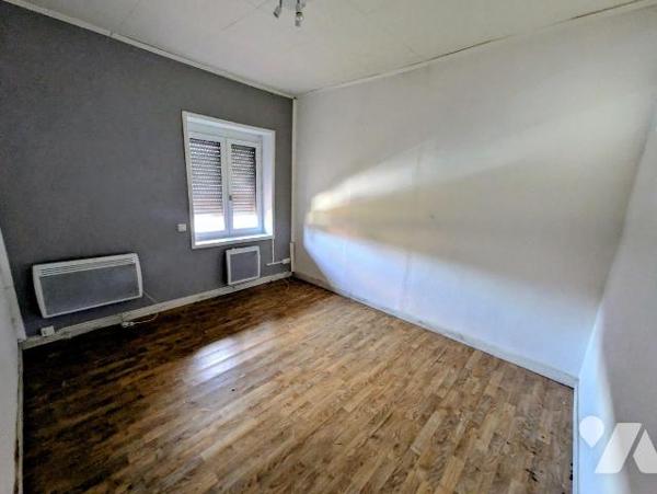 Maison mitoyenne à proximité de services et des commerces composée d'un salon-séjour, cuisine a...