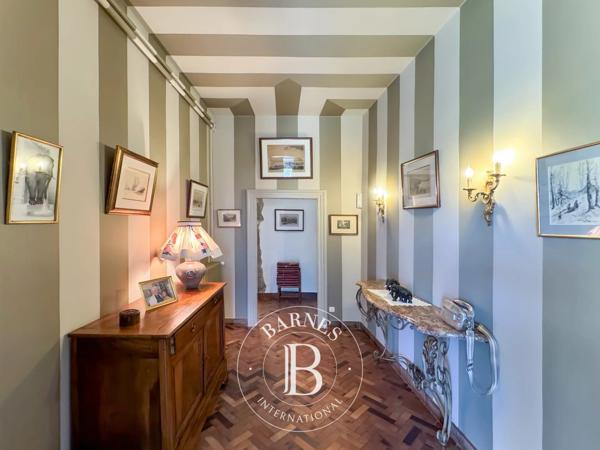 Chambéry, Propriété 5 Chambres -  299 m² à vendre