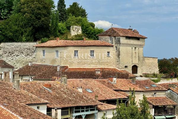 Exclusif : Château Médiéval Intemporel dans une Situation Exceptionnelle en Sud-Charente