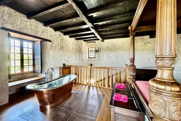 Exclusif : Château Médiéval Intemporel dans une Situation Exceptionnelle en Sud-Charente