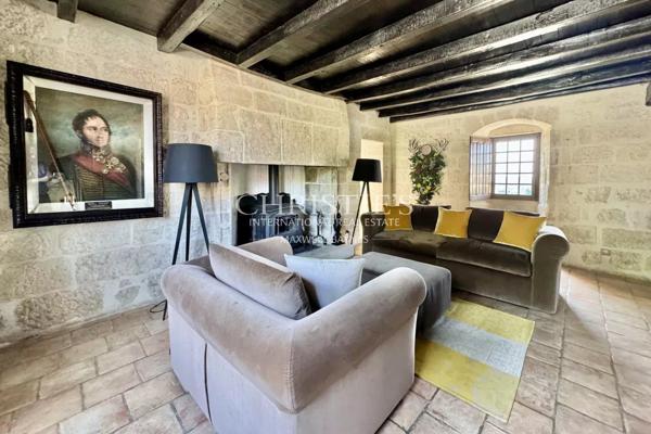 Exclusif : Château Médiéval Intemporel dans une Situation Exceptionnelle en Sud-Charente