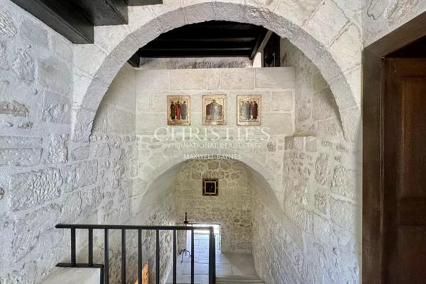 Exclusif : Château Médiéval Intemporel dans une Situation Exceptionnelle en Sud-Charente