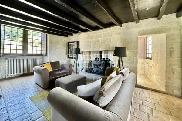 Exclusif : Château Médiéval Intemporel dans une Situation Exceptionnelle en Sud-Charente