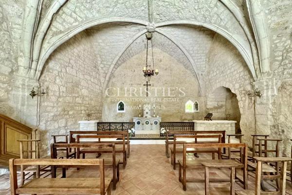 Exclusif : Château Médiéval Intemporel dans une Situation Exceptionnelle en Sud-Charente