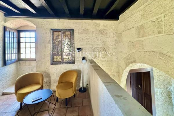 Exclusif : Château Médiéval Intemporel dans une Situation Exceptionnelle en Sud-Charente