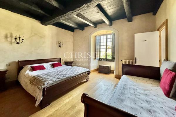 Exclusif : Château Médiéval Intemporel dans une Situation Exceptionnelle en Sud-Charente