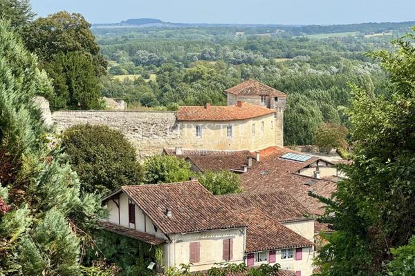 Exclusif : Château Médiéval Intemporel dans une Situation Exceptionnelle en Sud-Charente