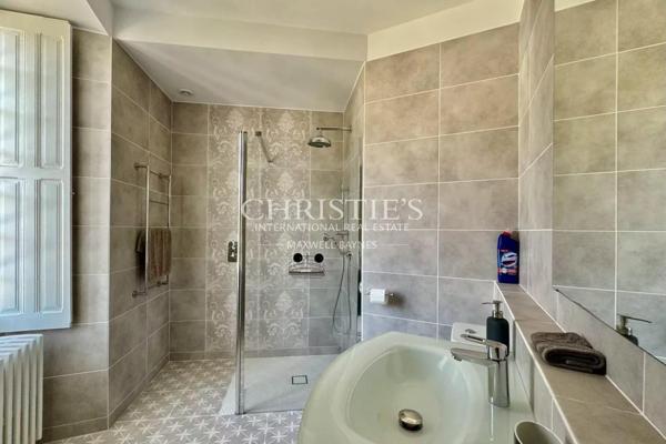 Exclusif : Château Médiéval Intemporel dans une Situation Exceptionnelle en Sud-Charente