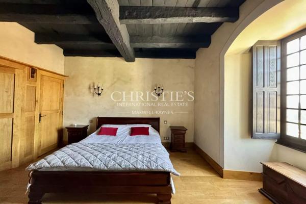 Exclusif : Château Médiéval Intemporel dans une Situation Exceptionnelle en Sud-Charente