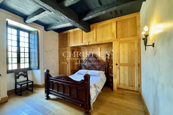 Exclusif : Château Médiéval Intemporel dans une Situation Exceptionnelle en Sud-Charente