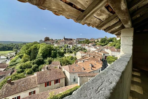 Exclusif : Château Médiéval Intemporel dans une Situation Exceptionnelle en Sud-Charente