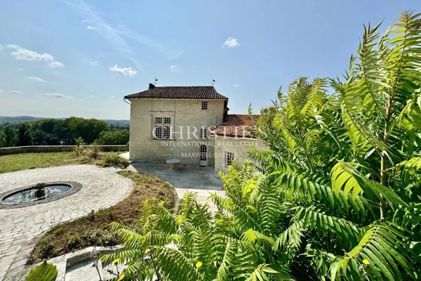 Exclusif : Château Médiéval Intemporel dans une Situation Exceptionnelle en Sud-Charente