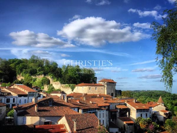 Exclusif : Château Médiéval Intemporel dans une Situation Exceptionnelle en Sud-Charente