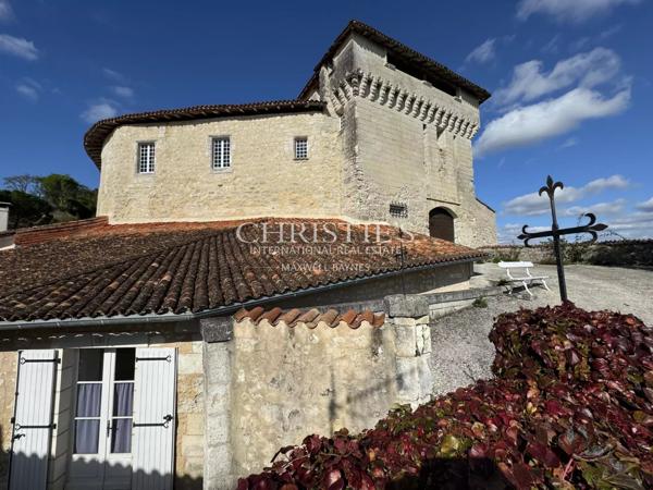 Exclusif : Château Médiéval Intemporel dans une Situation Exceptionnelle en Sud-Charente