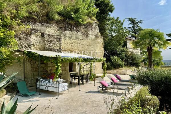 Exclusif : Château Médiéval Intemporel dans une Situation Exceptionnelle en Sud-Charente