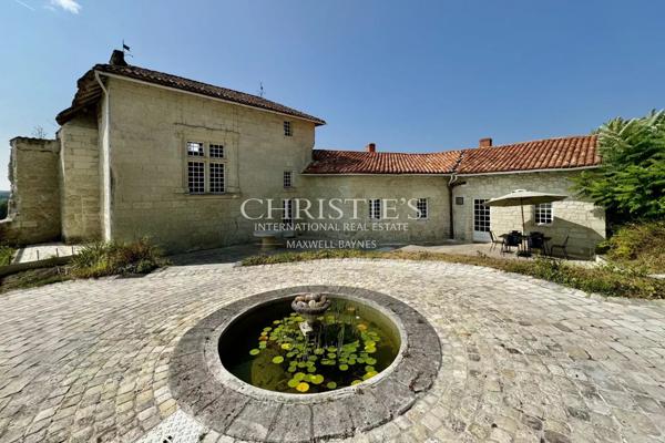Exclusif : Château Médiéval Intemporel dans une Situation Exceptionnelle en Sud-Charente
