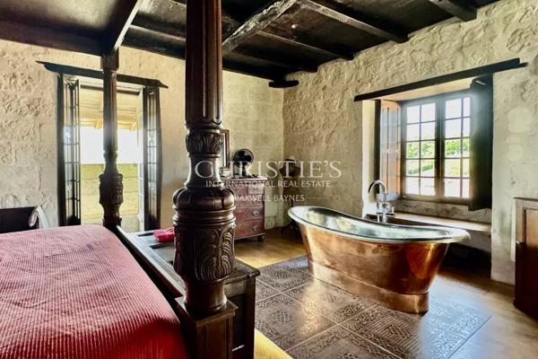 Exclusif : Château Médiéval Intemporel dans une Situation Exceptionnelle en Sud-Charente