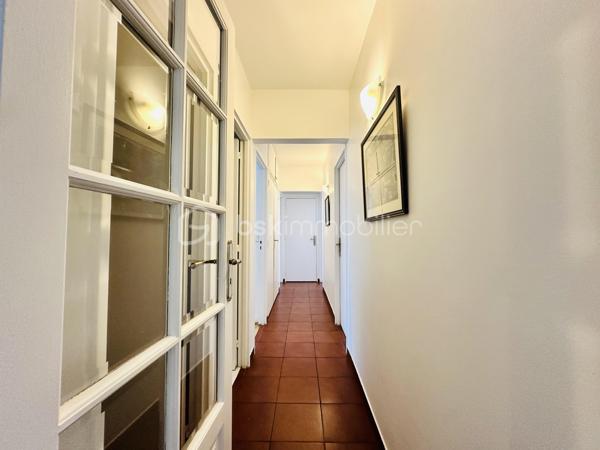 TRAPPES CENTRE VILLE À 5 min à pied de la GARE de TRAPPES SNCF Dans une résidence calme, verdoyante, et sécurisée. Venez découvrir ce charmant appartement  T3 de 86M2. Il se compose d'une entrée avec grand placards , d'un lumineux séjour double donnant sur un BALCON, d'une cuisine indépendante, équipée, et aménagée, avec un Cellier, d'une salle de bain, un WC indépendant, trois grandes chambres, une cave vient compléter ce joli lot. Niveau stationnement, la résidence possède deux grands parking sécurisés avec plusieurs emplacements Libres.  Idéalement situé vous êtes à deux pas de toutes les commodités (écoles, commerces, bus, cabinets médicaux ...) Gare SNCF de Trappes ( correspondance : Paris Montparnasse ligne N, La défense ligne U  ) Accès rapide et direct à la N10 et N12  Les charges comprennent ( Chauffage, eau froide , gaz de villes, entretien de la copropriété)  
N’hésitez à me contacter pour venir le visiter !!
Coup de COEUR assurée !!
Disponible 7 jours sur 7 !!