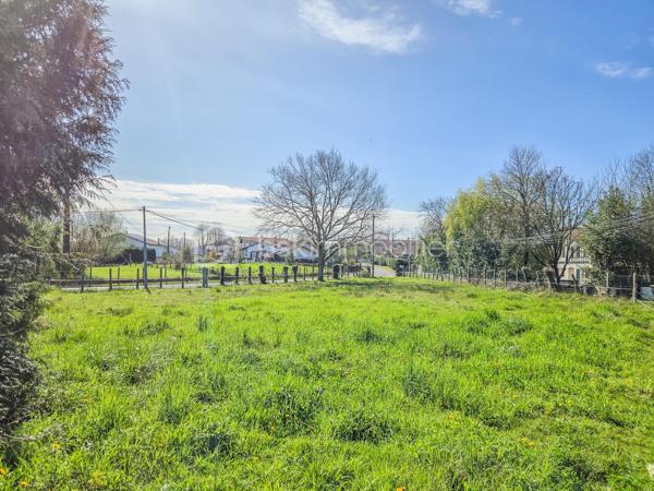 À SAISIR, très beau terrain plat constructible de 1281m² en exposition Sud sur Urcuit, 
proche de toutes les commodités.

Abris de jardin/bois déjà présent sur le terrain.

À prévoir l'assainissement individuel et la viabilisation en bordure de terrain.

Pour plus d'informations n'hésitez pas à me contacter, je suis disponible 7jours/7,
je m'adapte à votre planning.