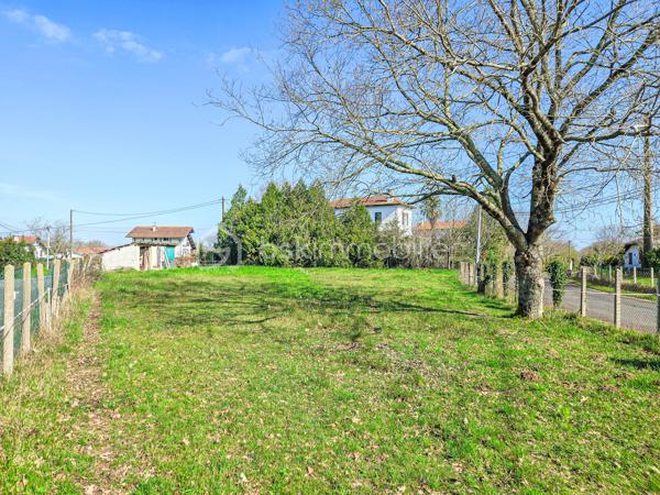 À SAISIR, très beau terrain plat constructible de 1281m² en exposition Sud sur Urcuit, 
proche de toutes les commodités.

Abris de jardin/bois déjà présent sur le terrain.

À prévoir l'assainissement individuel et la viabilisation en bordure de terrain.

Pour plus d'informations n'hésitez pas à me contacter, je suis disponible 7jours/7,
je m'adapte à votre planning.