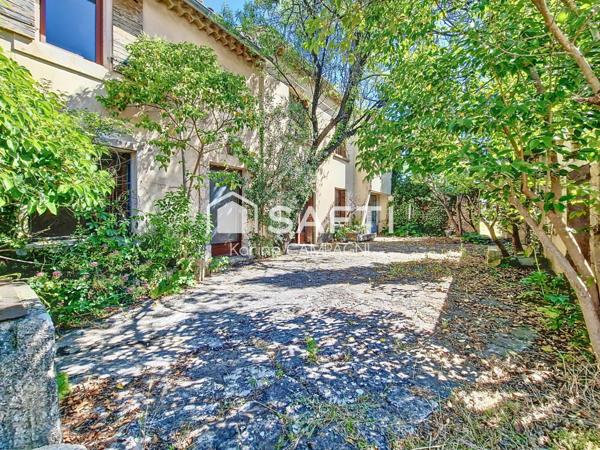 Robion – Bastide du XIXe siècle à rénover avec dépendances