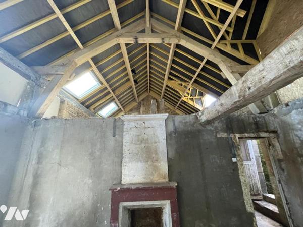 GRANGE EN PIERRE À RÉNOVER