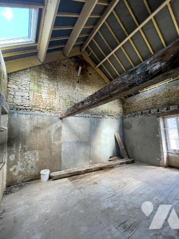 GRANGE EN PIERRE À RÉNOVER