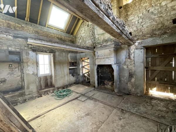 GRANGE EN PIERRE À RÉNOVER