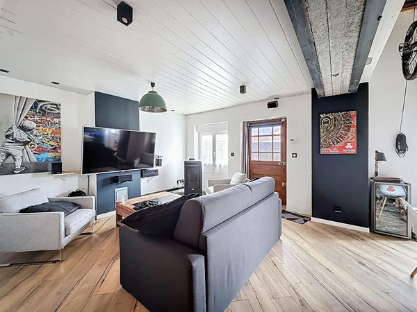 Maison rénovée 73 m2; 2 chambres et un bureau avec terrasse et son espace vert