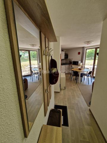 EN EXCLUSIVITÉ vous est proposé à la vente cet appartement avec chambre indépendante 

La résidence est située à proximité des pistes de ski de fond du domaine de PREMANON VILLAGE et de ses commodités (restaurant - supermarché - école primaire - Espace des mondes polaires - etc..)

Vous disposerez de l'aménagement suivant :

- Entrée 
- Chambre indépendante
- Coin montagne avec lits superposés
- Toilette séparé
- Salle de bains équipée d'une douche et d'un lavabo
- Séjour avec coin cuisine kitchenette donnant sur la terrasse 
- Cave d'une surface de 2 m2 environ
- Casier à skis
- Place de parking extérieur 

L'appartement est vendu meublé.

Les atouts principaux :
- Le cumulus électrique et le radiateur sèche-serviette RECENTS fin 2025
- Volet roulant électrique porte-fenêtre
- Terrasse bénéficiant d'une belle orientation 
- Accès résidence sécurisé avec badge

Situation privilégiée pour un accès direct en navette skibus au massif alpin franco-suisse Dôle-Tuffes qui regroupe les pistes et remontées
mécaniques du massif français des Tuffes et du massif suisse de La Dôle.

A découvrir sans tarder avec Stéphane votre conseiller immobilier indépendant sur le secteur du Haut-Jura