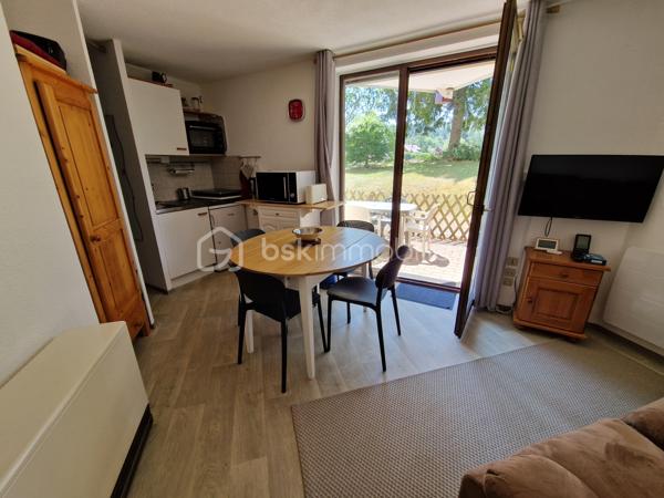 EN EXCLUSIVITÉ vous est proposé à la vente cet appartement avec chambre indépendante 

La résidence est située à proximité des pistes de ski de fond du domaine de PREMANON VILLAGE et de ses commodités (restaurant - supermarché - école primaire - Espace des mondes polaires - etc..)

Vous disposerez de l'aménagement suivant :

- Entrée 
- Chambre indépendante
- Coin montagne avec lits superposés
- Toilette séparé
- Salle de bains équipée d'une douche et d'un lavabo
- Séjour avec coin cuisine kitchenette donnant sur la terrasse 
- Cave d'une surface de 2 m2 environ
- Casier à skis
- Place de parking extérieur 

L'appartement est vendu meublé.

Les atouts principaux :
- Le cumulus électrique et le radiateur sèche-serviette RECENTS fin 2025
- Volet roulant électrique porte-fenêtre
- Terrasse bénéficiant d'une belle orientation 
- Accès résidence sécurisé avec badge

Situation privilégiée pour un accès direct en navette skibus au massif alpin franco-suisse Dôle-Tuffes qui regroupe les pistes et remontées
mécaniques du massif français des Tuffes et du massif suisse de La Dôle.

A découvrir sans tarder avec Stéphane votre conseiller immobilier indépendant sur le secteur du Haut-Jura