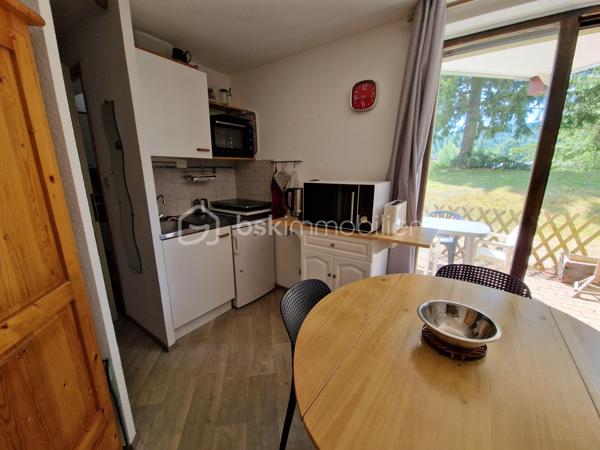 EN EXCLUSIVITÉ vous est proposé à la vente cet appartement avec chambre indépendante 

La résidence est située à proximité des pistes de ski de fond du domaine de PREMANON VILLAGE et de ses commodités (restaurant - supermarché - école primaire - Espace des mondes polaires - etc..)

Vous disposerez de l'aménagement suivant :

- Entrée 
- Chambre indépendante
- Coin montagne avec lits superposés
- Toilette séparé
- Salle de bains équipée d'une douche et d'un lavabo
- Séjour avec coin cuisine kitchenette donnant sur la terrasse 
- Cave d'une surface de 2 m2 environ
- Casier à skis
- Place de parking extérieur 

L'appartement est vendu meublé.

Les atouts principaux :
- Le cumulus électrique et le radiateur sèche-serviette RECENTS fin 2025
- Volet roulant électrique porte-fenêtre
- Terrasse bénéficiant d'une belle orientation 
- Accès résidence sécurisé avec badge

Situation privilégiée pour un accès direct en navette skibus au massif alpin franco-suisse Dôle-Tuffes qui regroupe les pistes et remontées
mécaniques du massif français des Tuffes et du massif suisse de La Dôle.

A découvrir sans tarder avec Stéphane votre conseiller immobilier indépendant sur le secteur du Haut-Jura